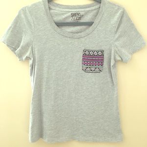 Gray scoop neck tee with tribal print front pocket