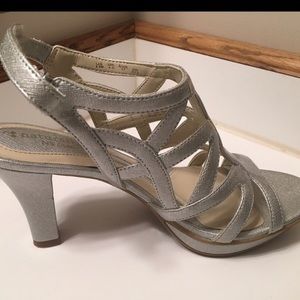 Naturalizer silver dressy heels like new!