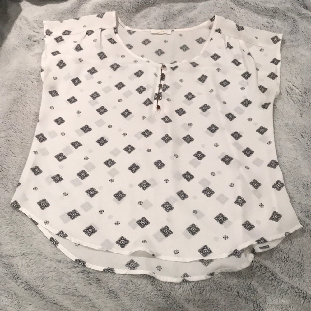 🌿ALL MUST GO🌿 Patterned white blouse