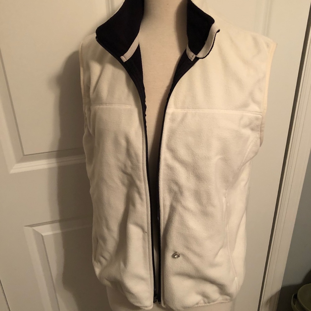 3/$18 SALE White fleece vest with lots of pockets