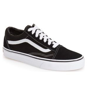 Brand new Vans Old Skool Sneakers in Black!