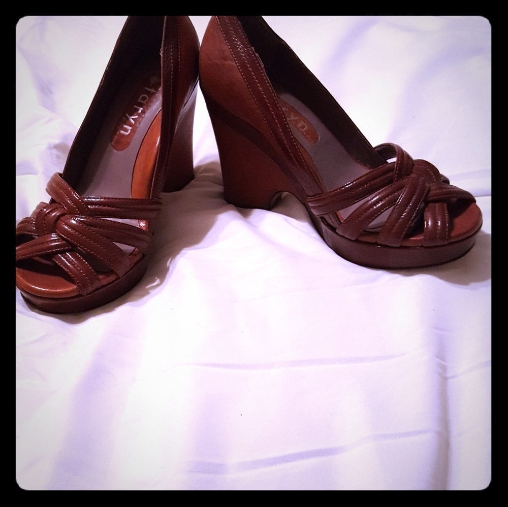 Really cute Taryn wedges.