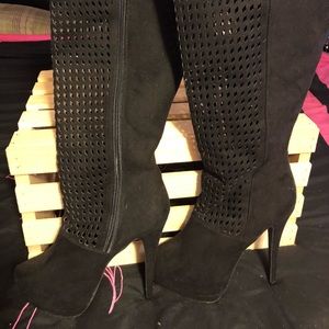 Black boots.. like new 9