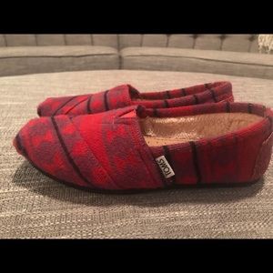 Toms sherpa lined flats.