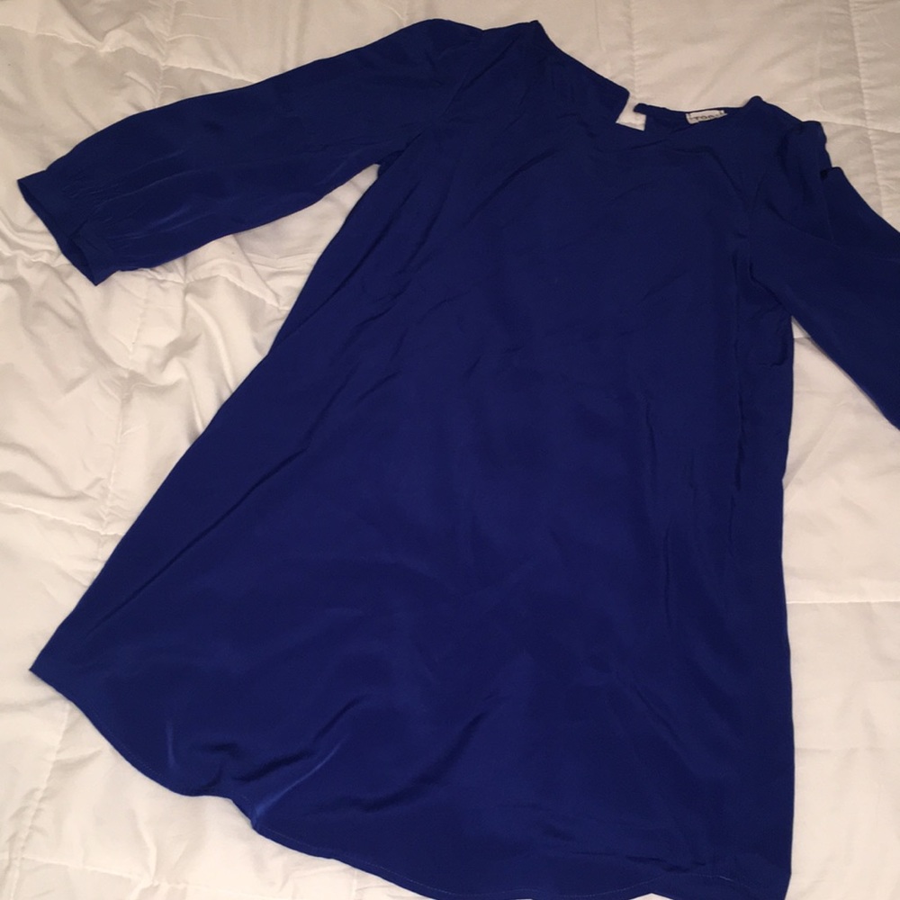 Long-sleeve blue dress