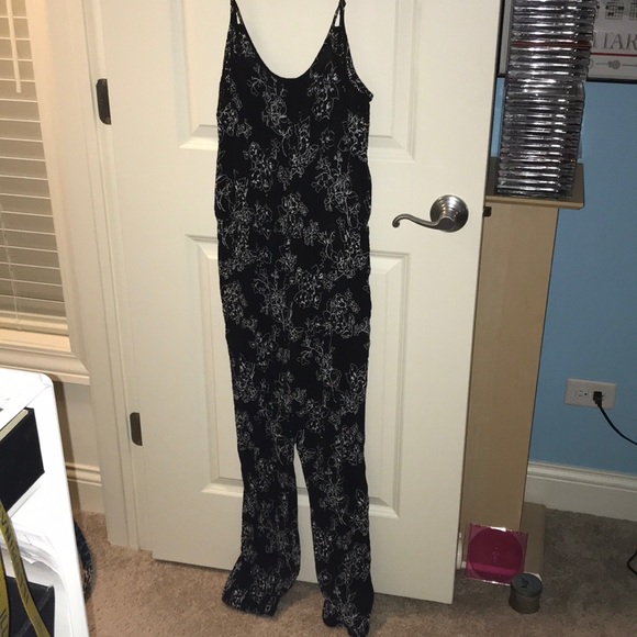 Black floral jumpsuit - Picture 2 of 8