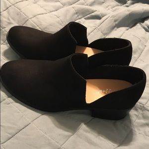 Size 7, black shoes
