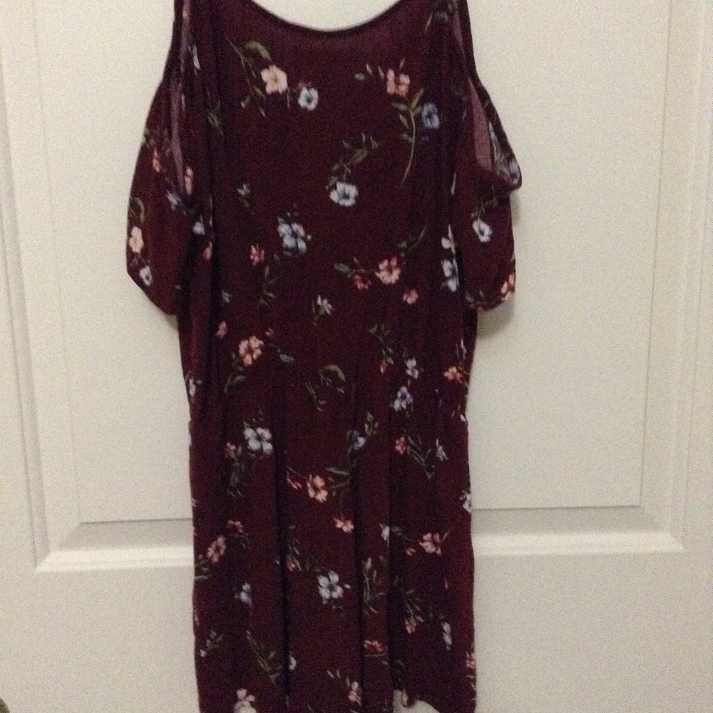 🌷SOLD🌷 XS/S Floral Cold Shoulder Romper - Picture 3 of 6