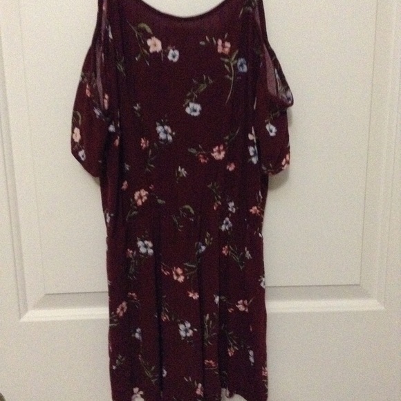 🌷SOLD🌷 XS/S Floral Cold Shoulder Romper - Picture 3 of 6