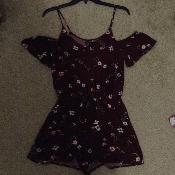🌷SOLD🌷 XS/S Floral Cold Shoulder Romper - Picture 4 of 6