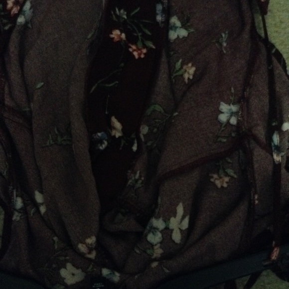 🌷SOLD🌷 XS/S Floral Cold Shoulder Romper - Picture 5 of 6