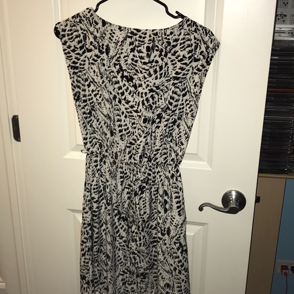White and Black Sleeveless Dress - Picture 2 of 4