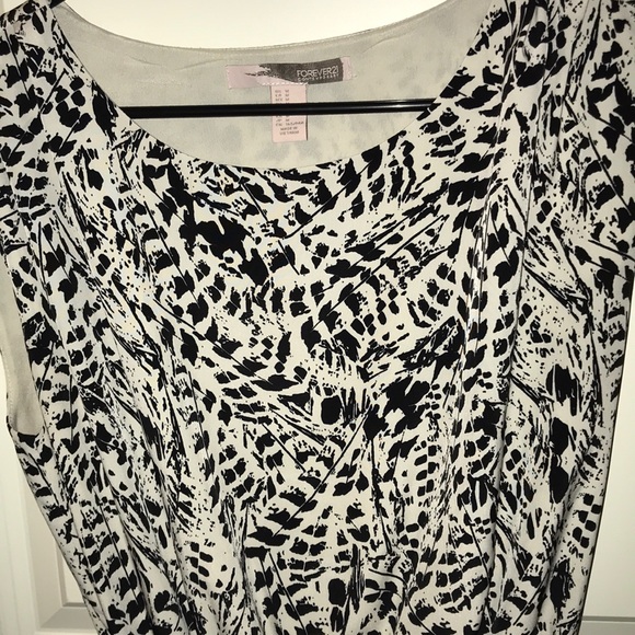 White and Black Sleeveless Dress - Picture 3 of 4