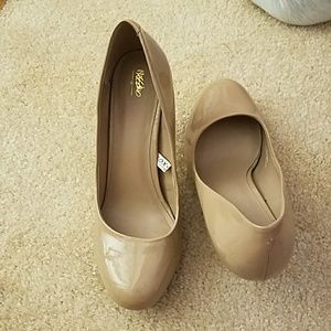 Nude pumps