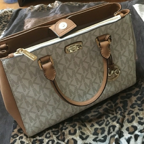 Michael kors purse - Picture 2 of 4