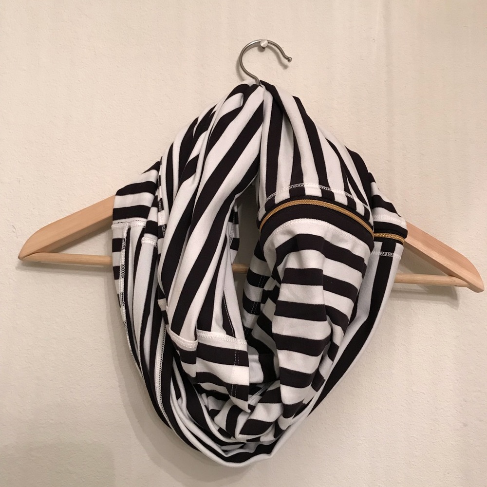 Vinyasa Scarf Black & White Stripe With Gold Zip