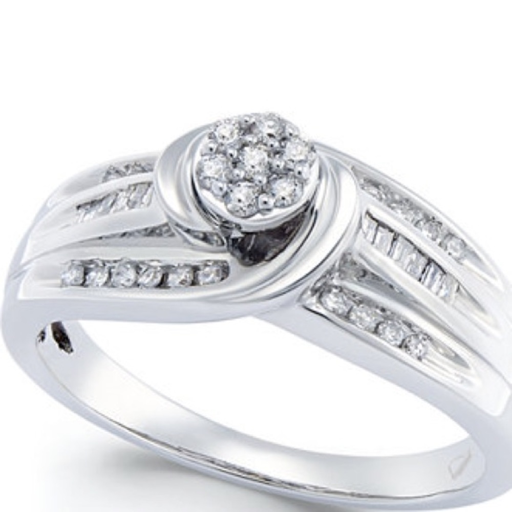 SOLD [GUC] Macy's Diamond Swirl Promise Ring
