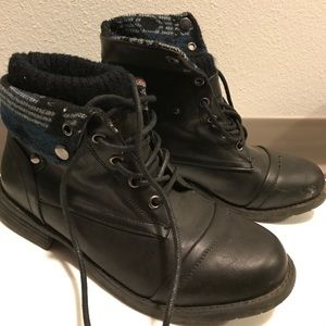 Black and plaid Boots