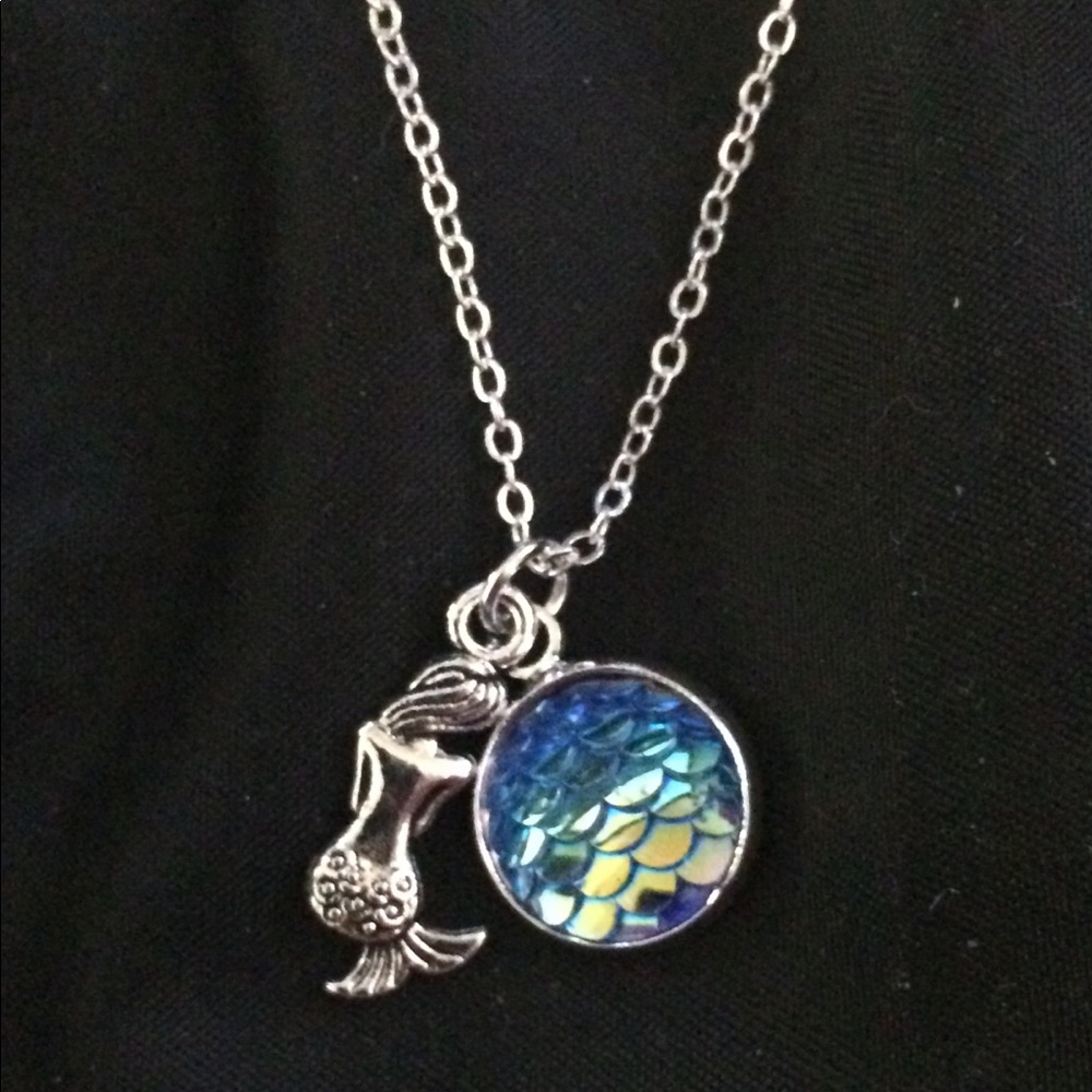 NWOT Mermaid & Iridescent Scale Necklace