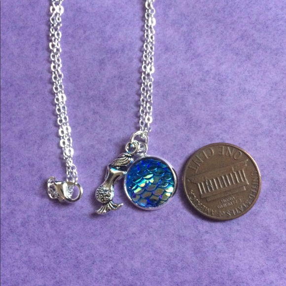 NWOT Mermaid & Iridescent Scale Necklace - Picture 4 of 5