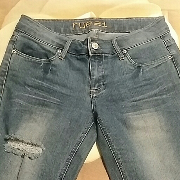Rue 21 destructed 'crops' jeans - Picture 3 of 3