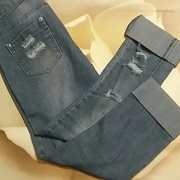 Rue 21 destructed 'crops' jeans - Picture 2 of 3