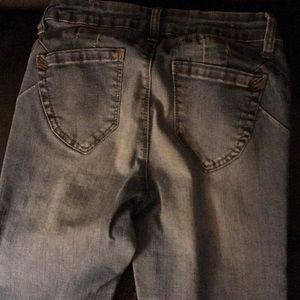 I am selling a pair of pants that’s size 3