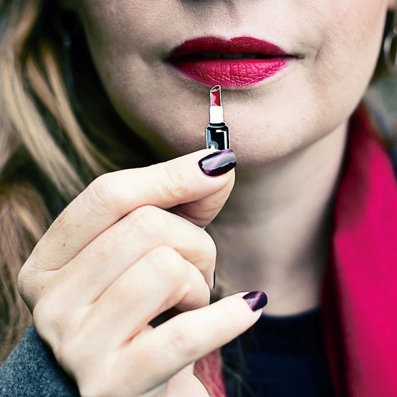 "F*k it, gimme my lipstick" - Picture 4 of 5