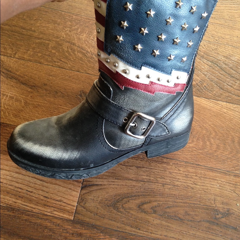 Flag logo boots with the worn look