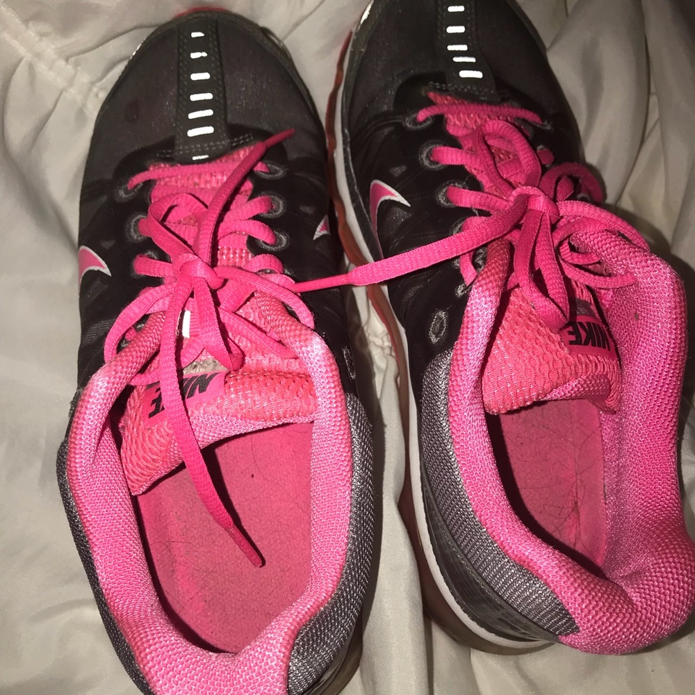 Women’s tennis shoe