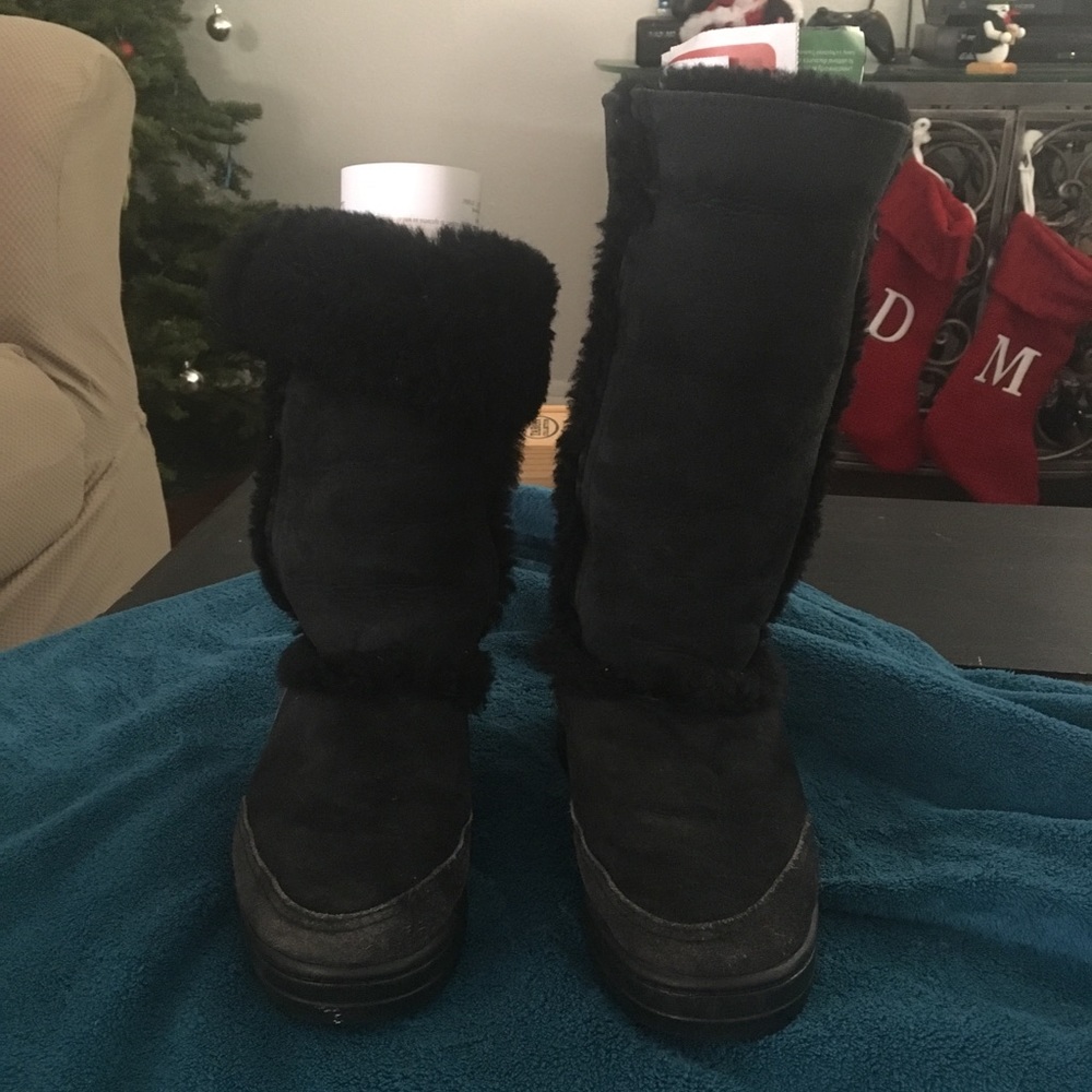 Black Ugg boots