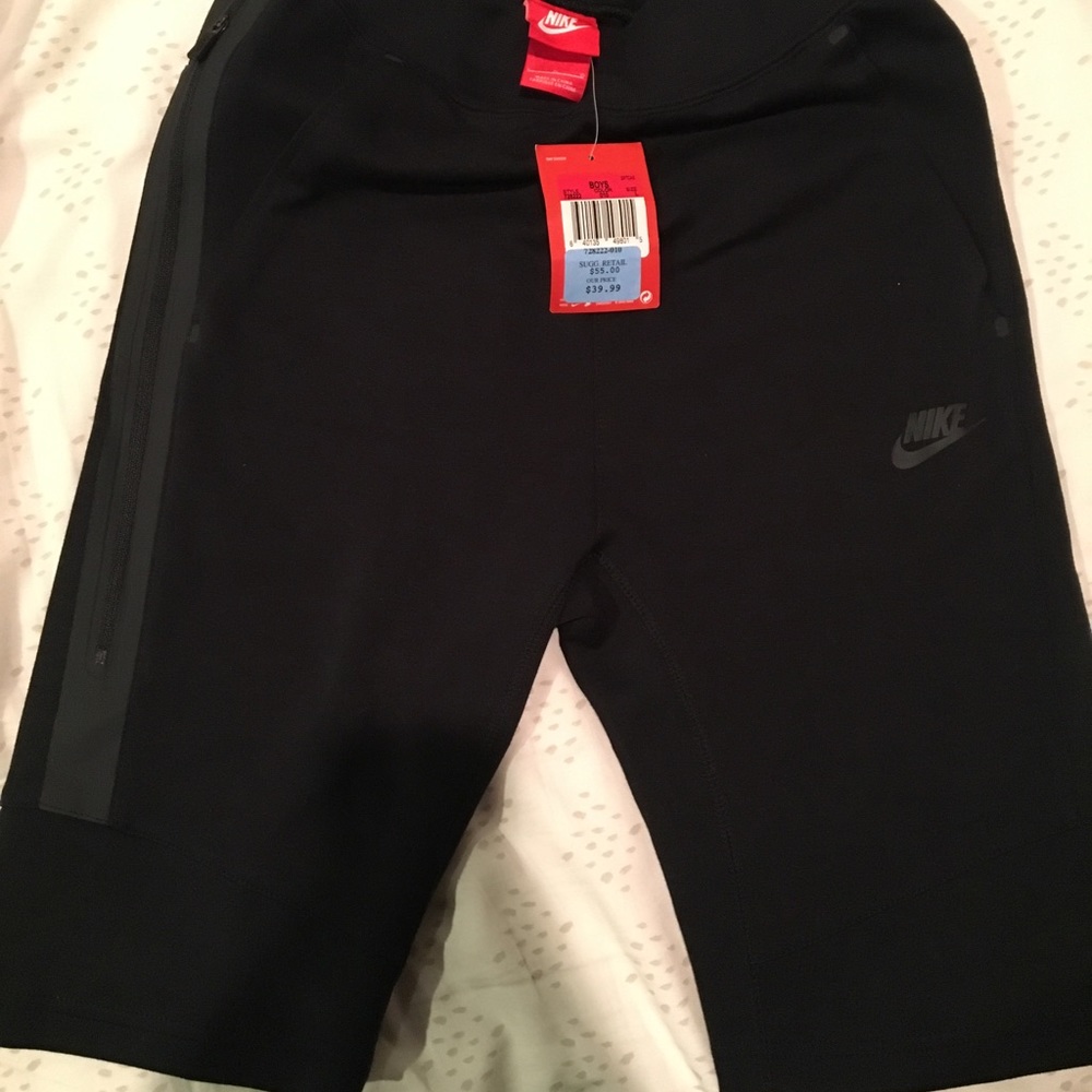 NWT boys Nike tech fleece shorts