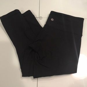 LULULEMON 3/4 BLACK workout pants. Size 6.