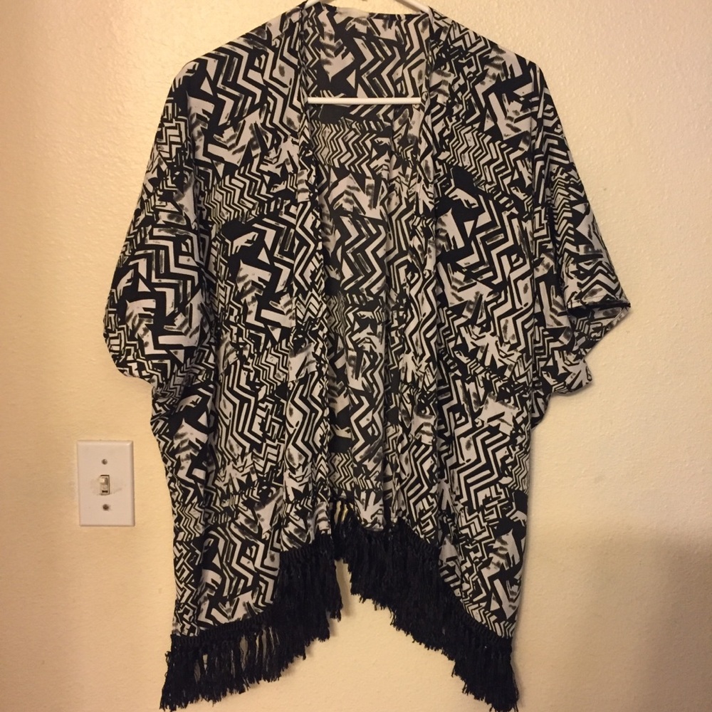 En Creme kimono with fringed hem