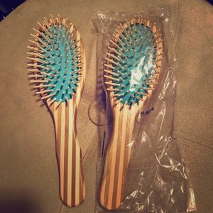 2 hair brushes