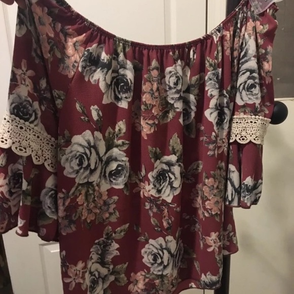 Off Shoulder floral top - Picture 2 of 3