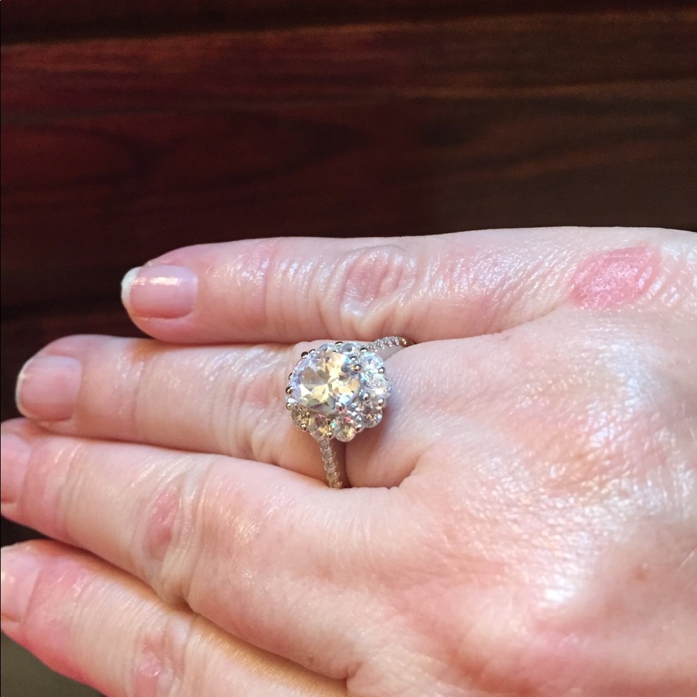 Georgeous set of 2 ear rings and a ring