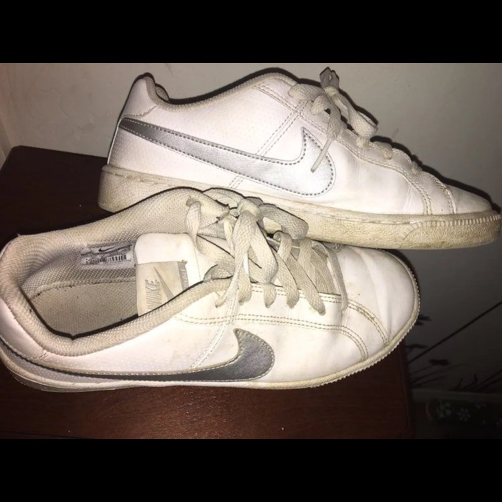 Nikes women