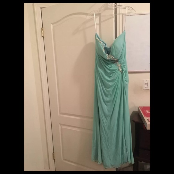 Formal dress - Picture 2 of 4