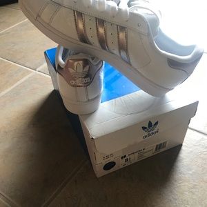 Gold and white superstars