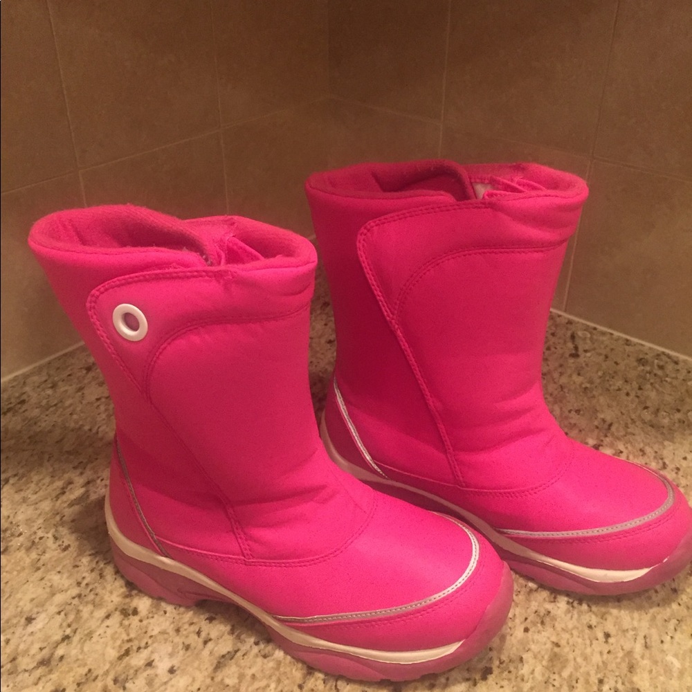 Selling an almost brand new Land's end snow boot.