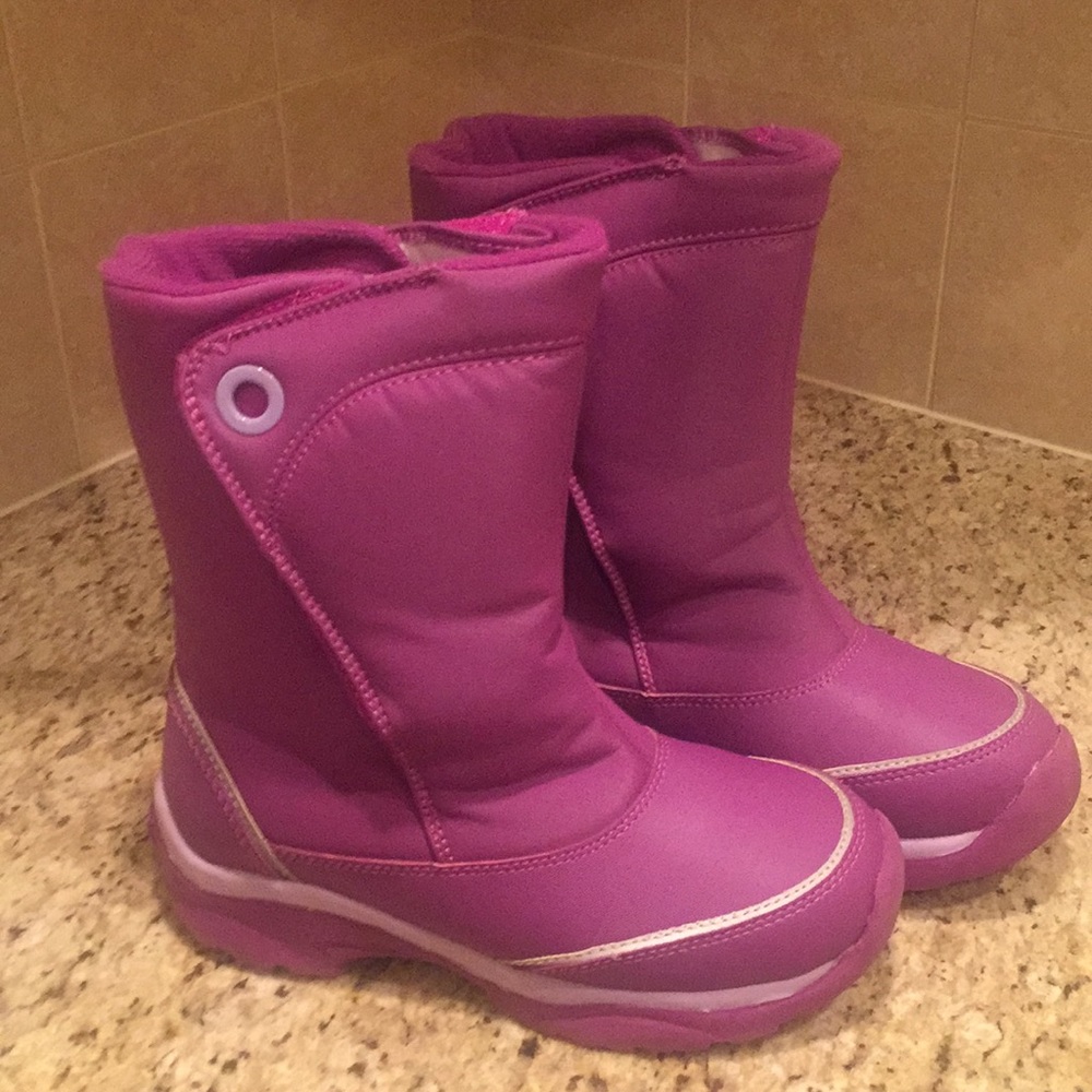 Almost brand new purple Land's End snow boot.