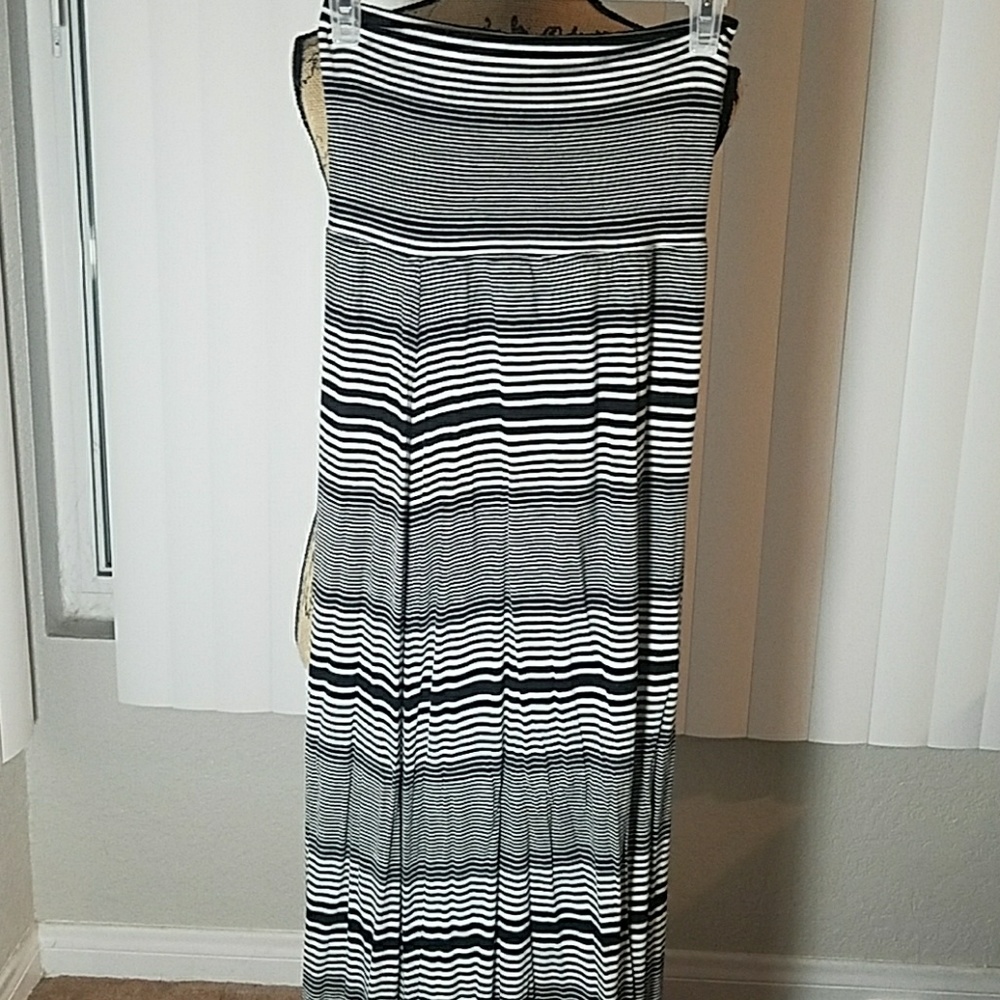 Max Studio long maxi skirt - size Small