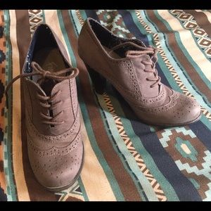 Woman's Size 7 1/2 Taupe Swede Pumps
