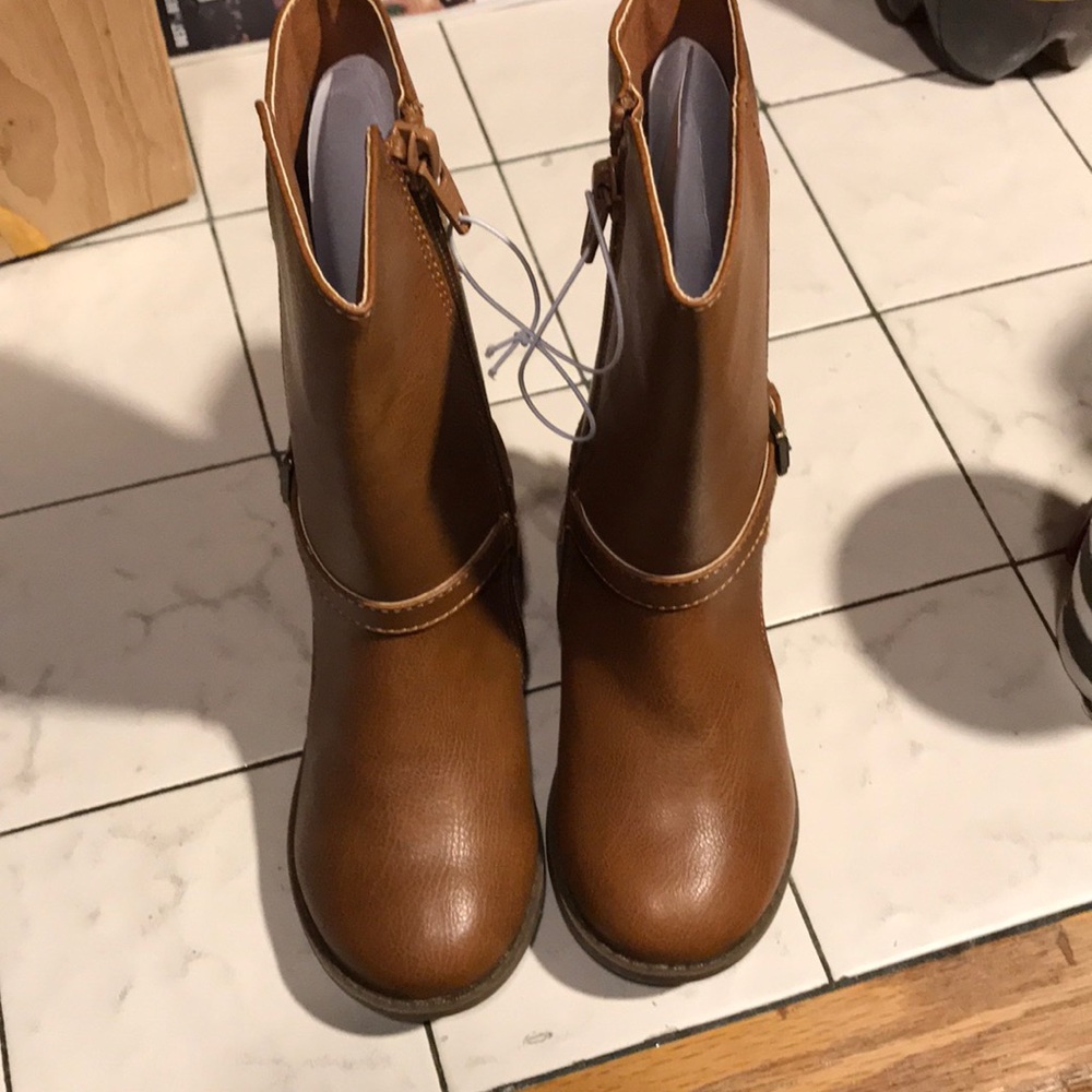 Toddler girls boots size 8. Never worn