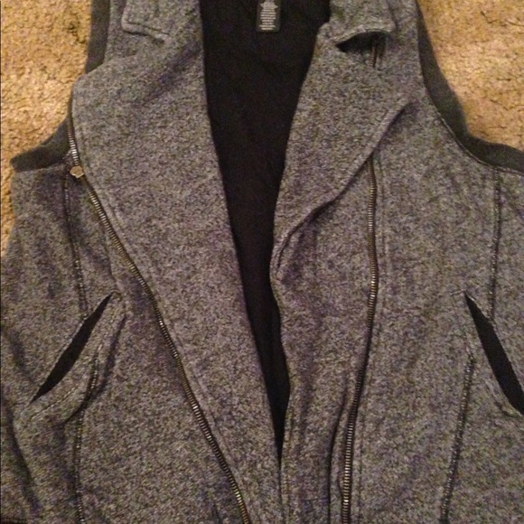 Sweater vest - Picture 3 of 3