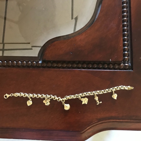 14k yellow gold charm bracelet w/ 6 charms. - Picture 1 of 8