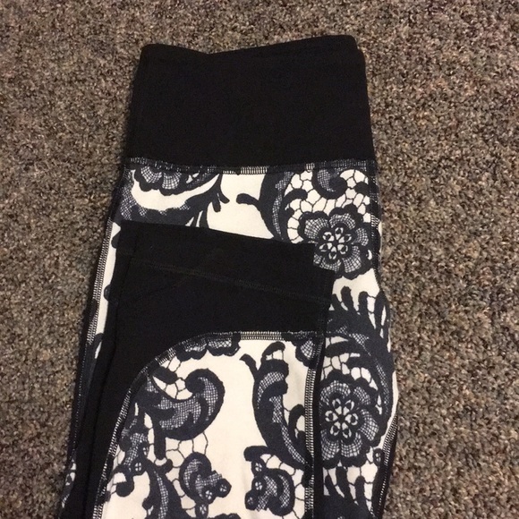 Lululemon Laceoflage Polar Cream/Black leggings - Picture 3 of 4