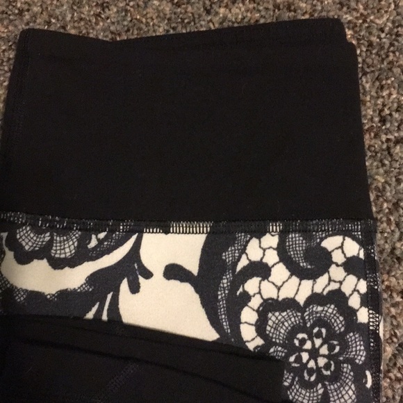 Lululemon Laceoflage Polar Cream/Black leggings - Picture 4 of 4