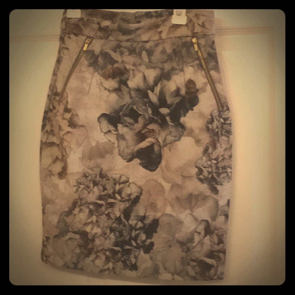 Super fitting flattering HM skirt with Gold zipper